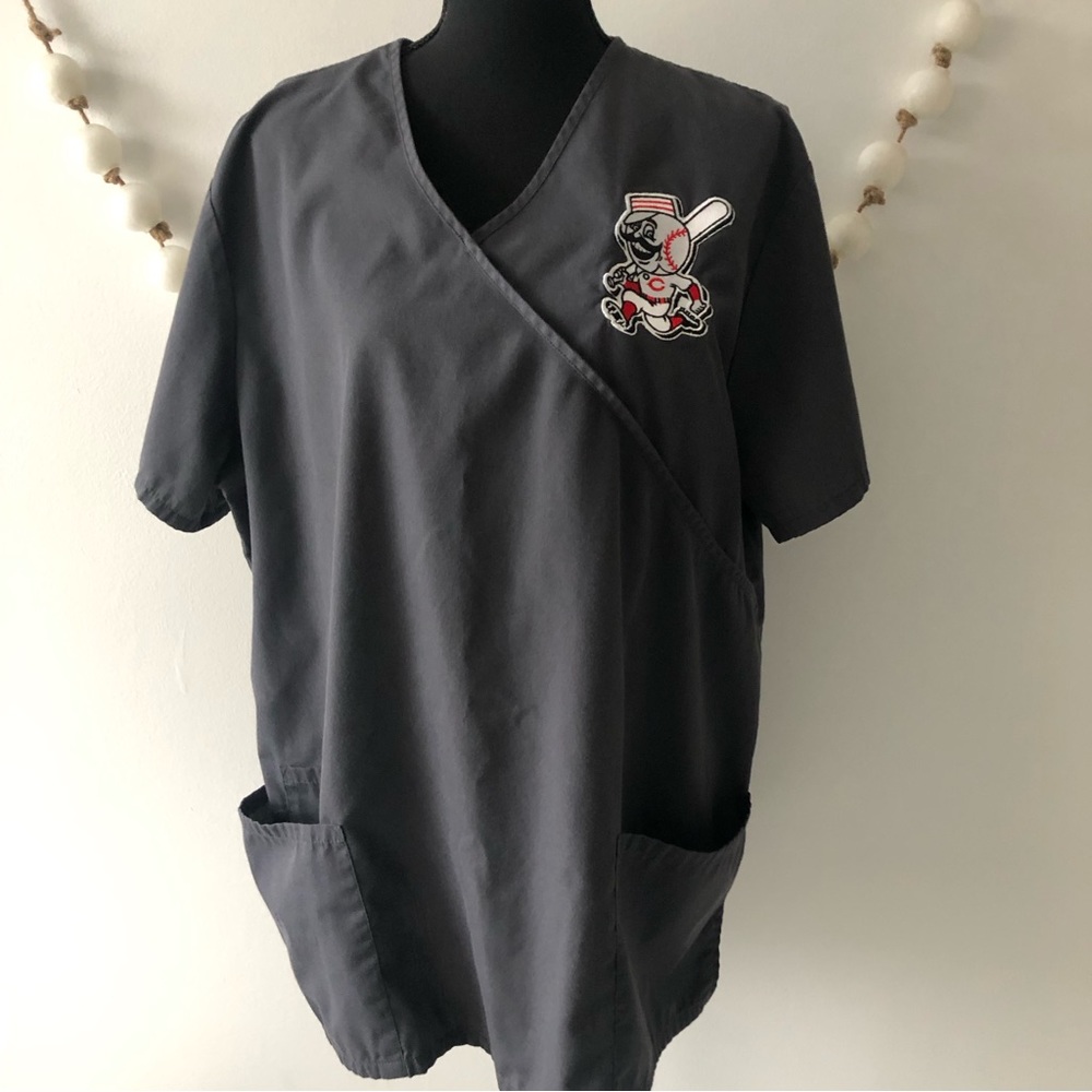 Scrubs Plus Size Scrubs Top Dark Gray with Cincinnati Reds 2XL READ SIZE Note